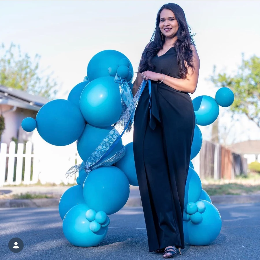 Blue balloon portrait setup by Petaballoons